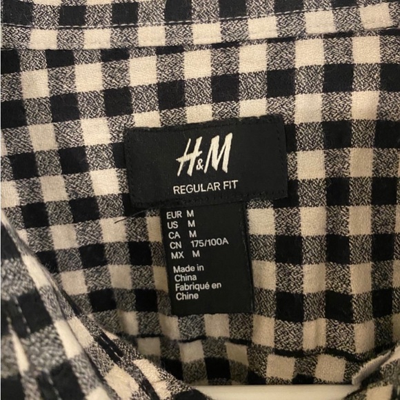 H&M Reg Fit Button Down Checkered Shirt
Size M - Picture 5 of 6